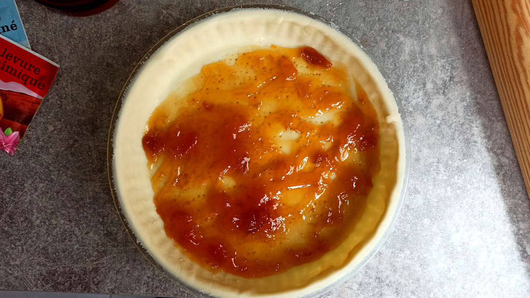 Napper la pâte avec la confiture d'abricot