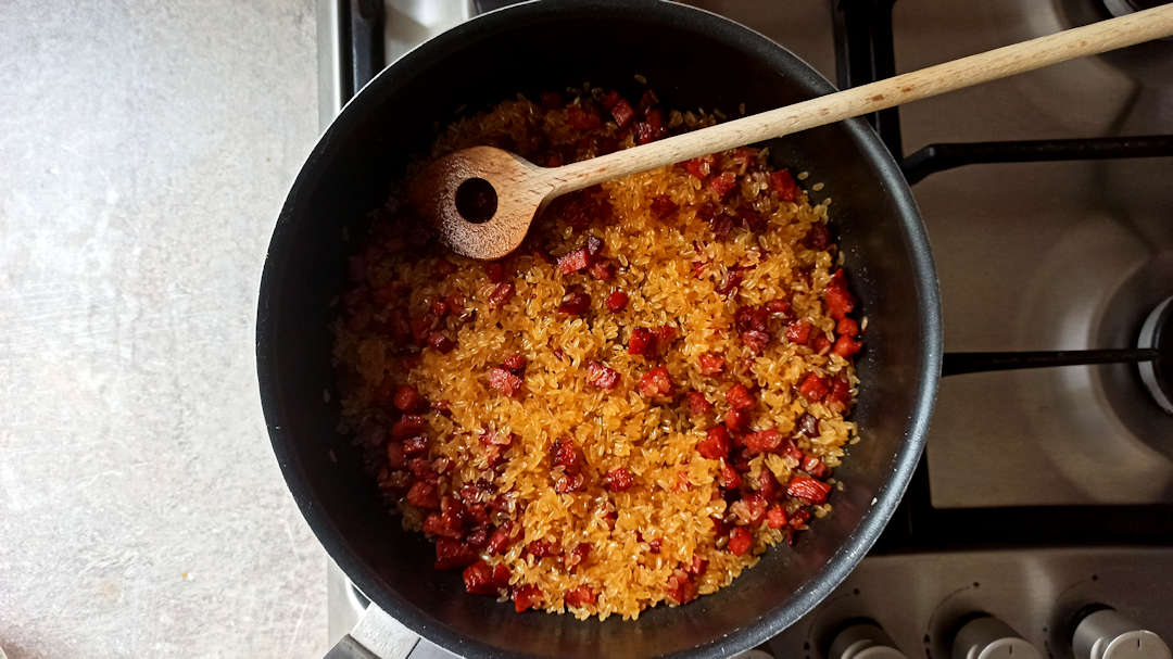 Puis, ajouter le riz et remuer pour qu’il s’imprègne bien d’huile