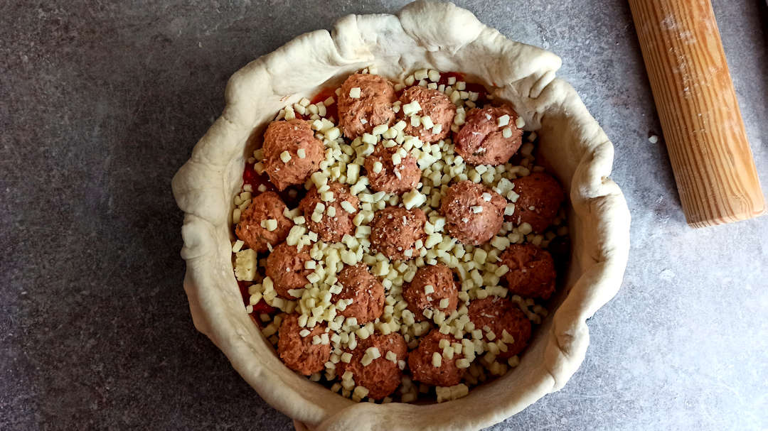 Répartir les boules de viandes sur le fond de la deep dish pizza
