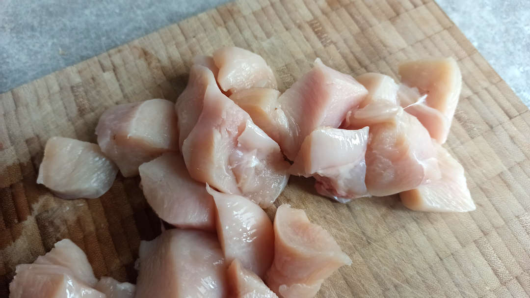 Couper les escalopes en cubes