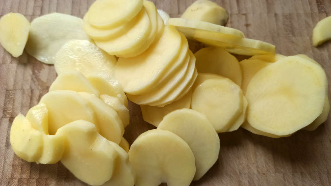 Couper les pommes de terre en fines rondelles
