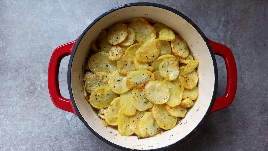 Couvrir avec les pommes de terres croustillantes