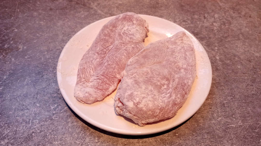 Fariner les escalopes de poulet