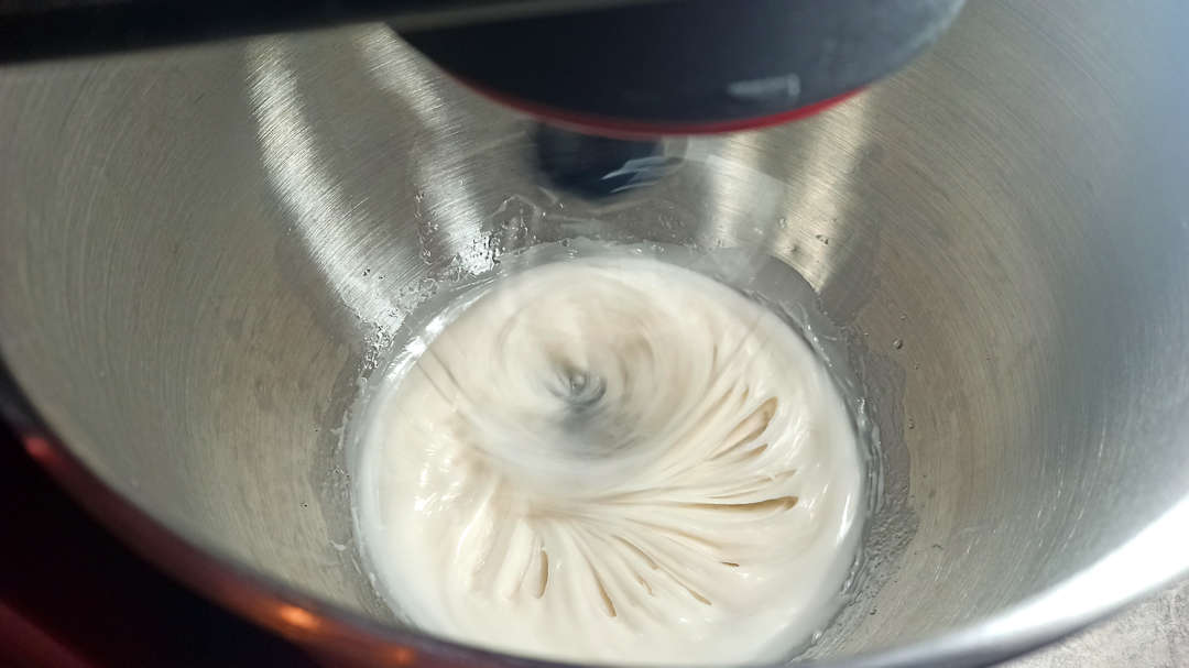 Jusqu'à ce que le fondant blanchisse et devienne onctueux