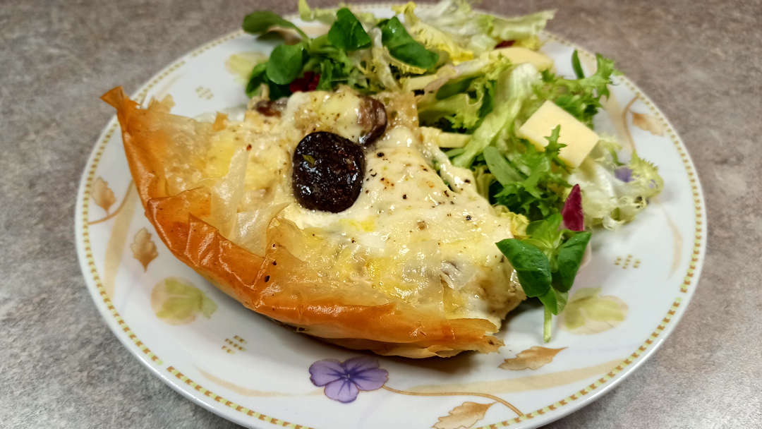 La tarte croustillante à la mozzarella et champignons de Cyril Lignac s'accompagne simplement d'une salade verte