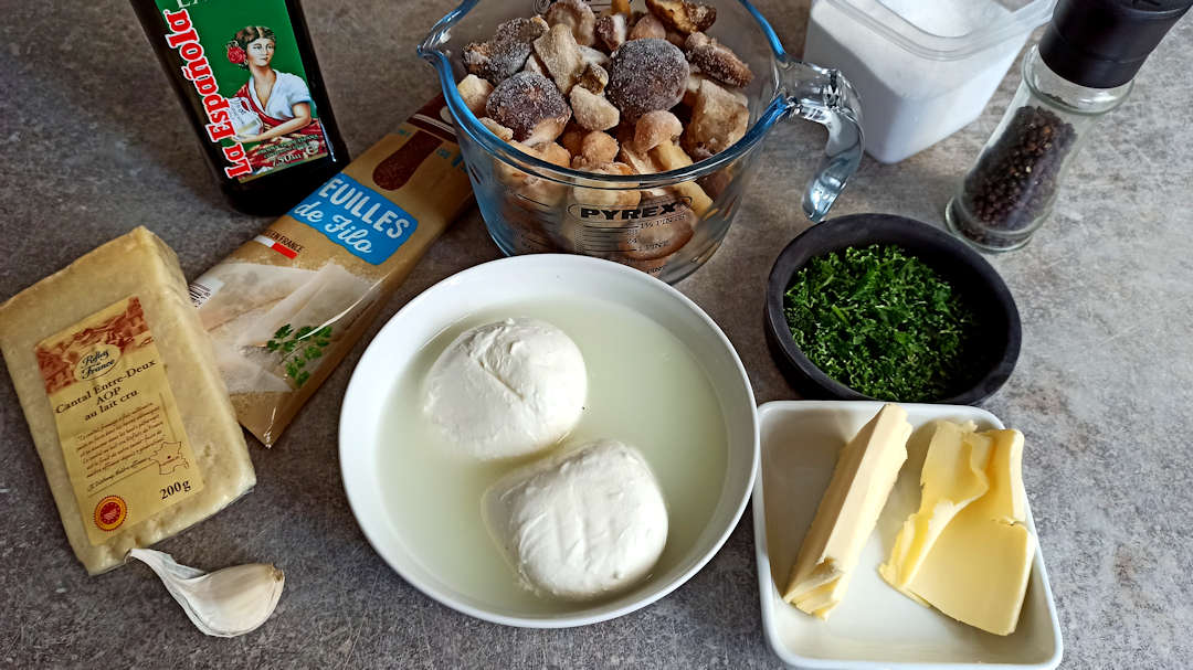 Les ingrédients de la tarte croustillante à la mozzarella et champignons