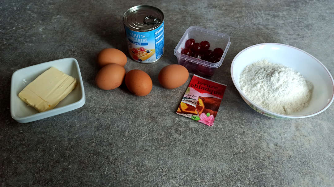Les ingrédients du gâteau moelleux au lait concentré