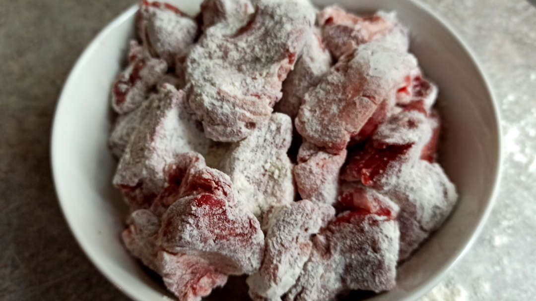 Plonger les cubes de bœuf