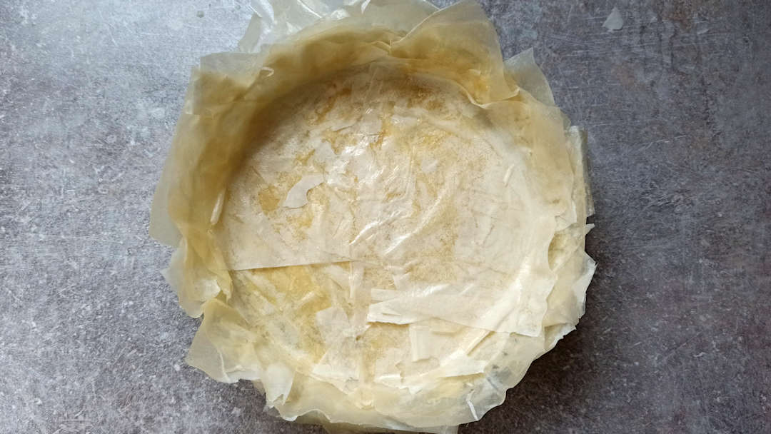 Poser les feuilles filo l'une après l'autre dans le moule en faisant pivoter l'axe