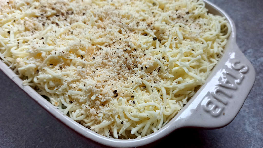 Répartir la mozzarella et le parmesan