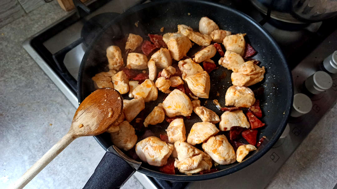 Ajouter l'ail écrasé et les cubes de poulet