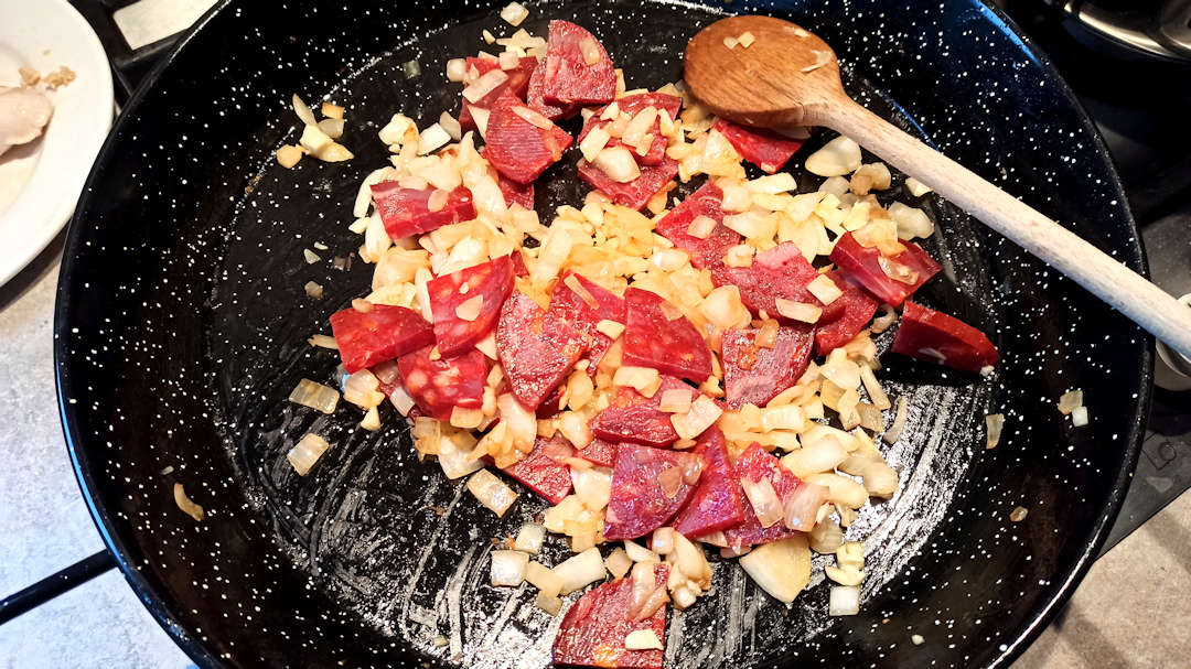 Ajouter les morceaux de chorizo