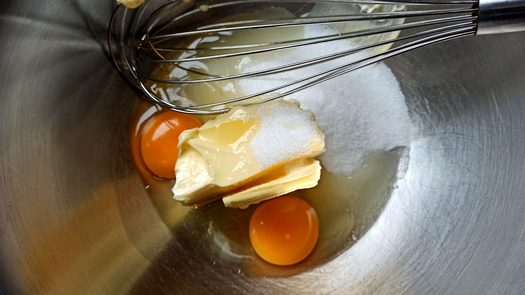 Fouetter les œufs avec le sucre et le beurre pommade