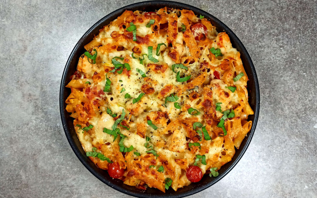 Gratin de pâtes au poulet et au chorizo dans une sauce crémeuse à la tomate