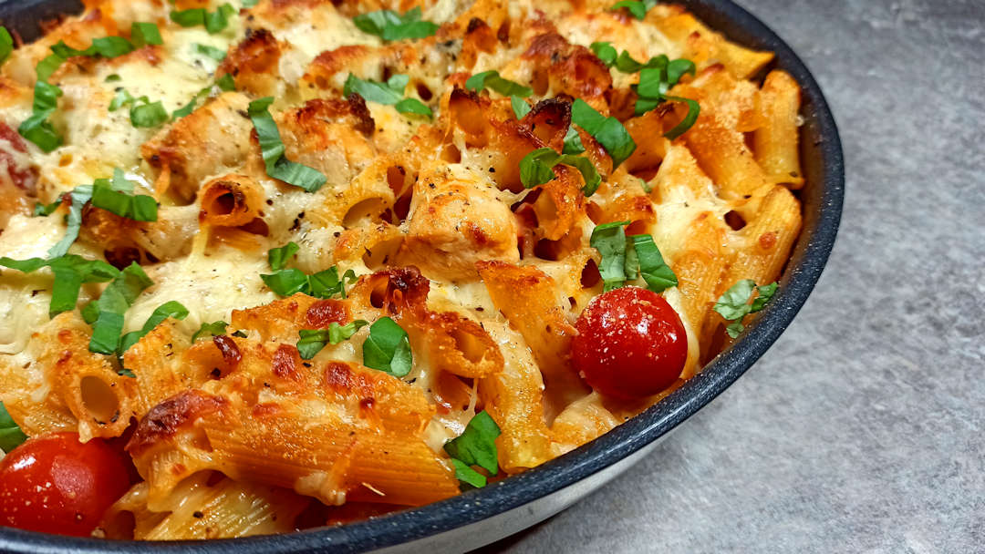 Gros plan sur le gratin de pâtes au poulet et au chorizo