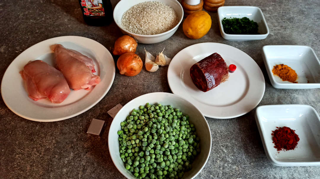 Les ingrédients du poulet et chorizo façon paella