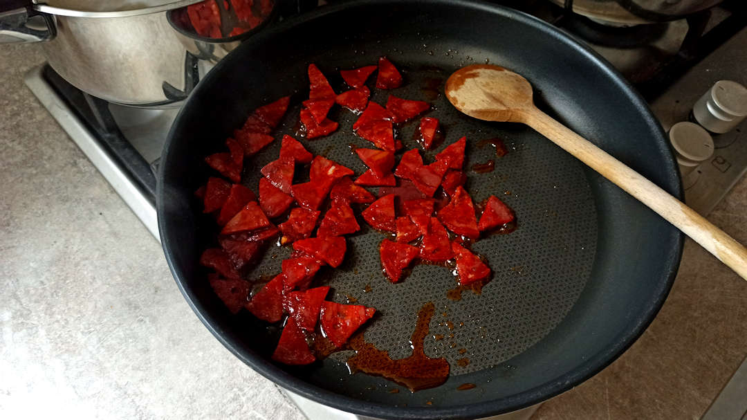 Saisir les morceaux de chorizo