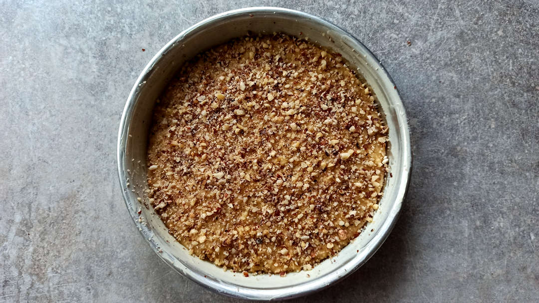 Saupoudrer la pâte avec les noisettes concassées