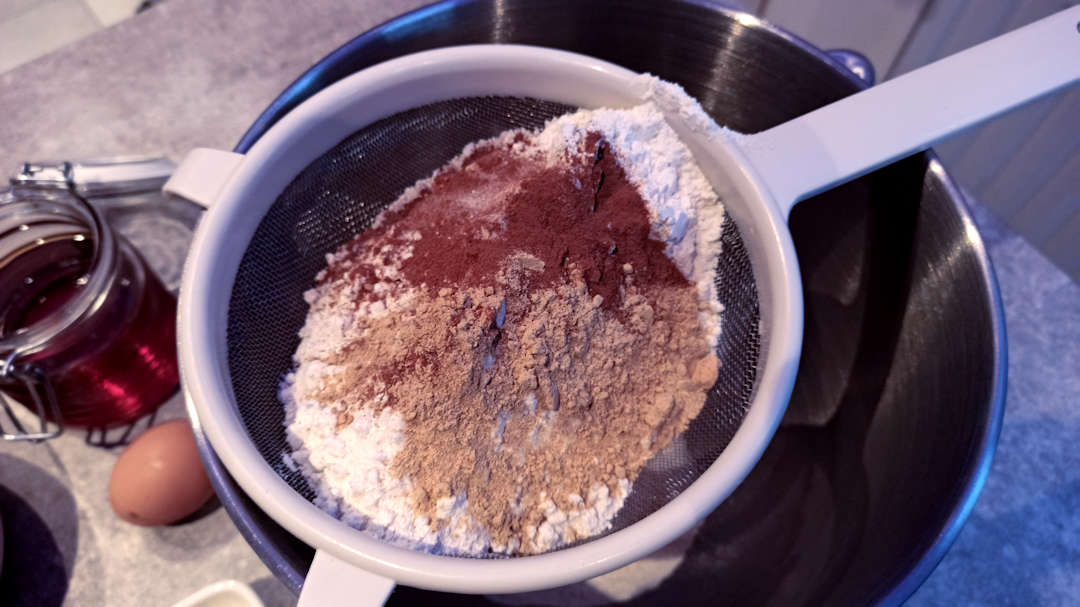 Tamiser la farine, le bicarbonate, le gingembre et la cannelle