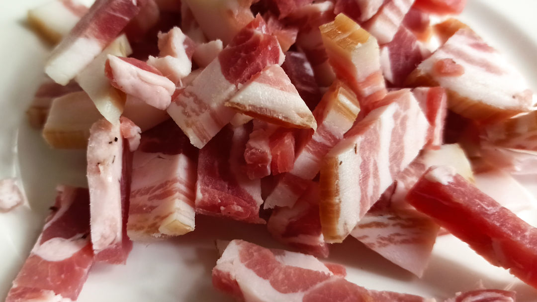 Couper la pancetta en dés