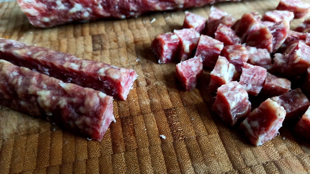 Couper les saucissons en deux dans le sens de la longueur