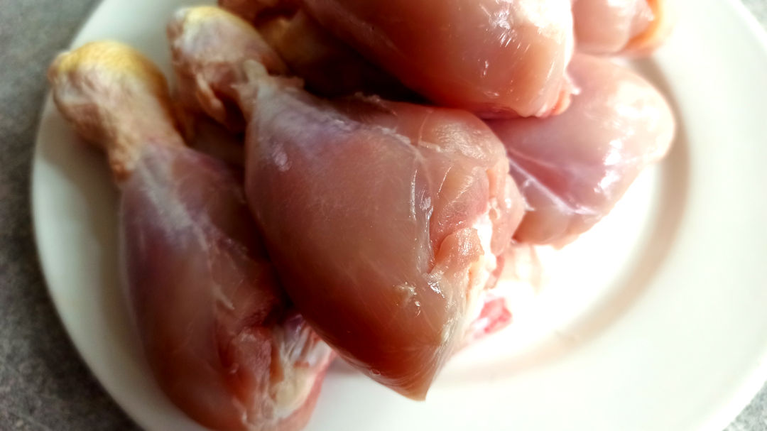 Ôter la peau des pilons de poulet