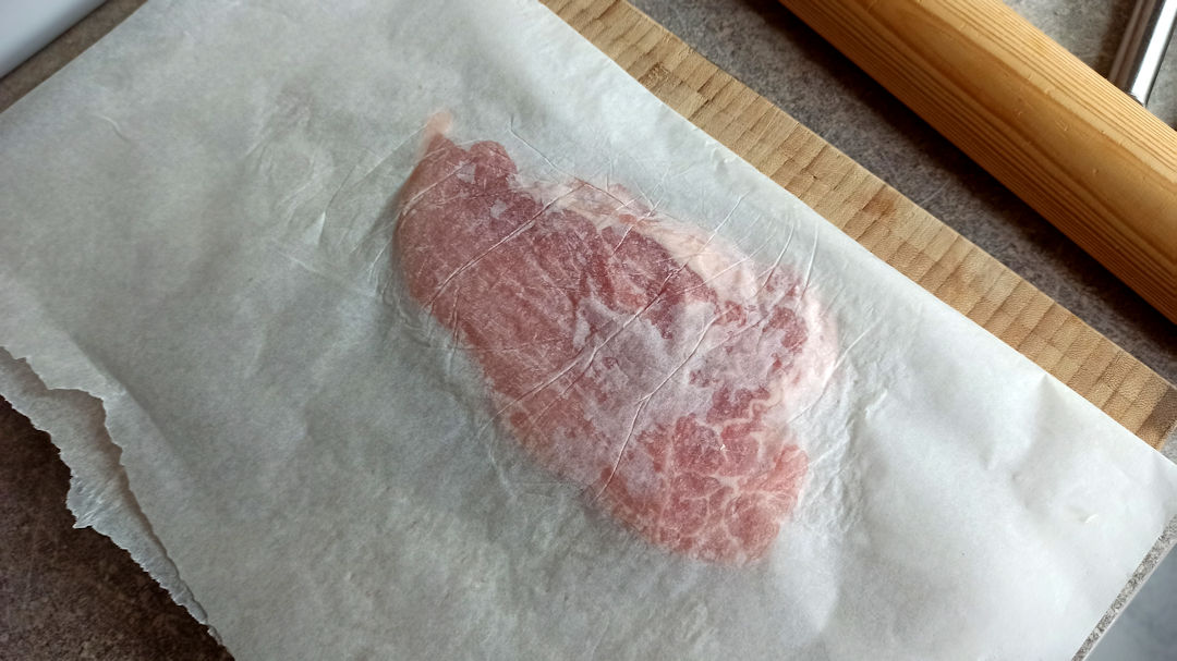 Aplatir les escalopes de porc
