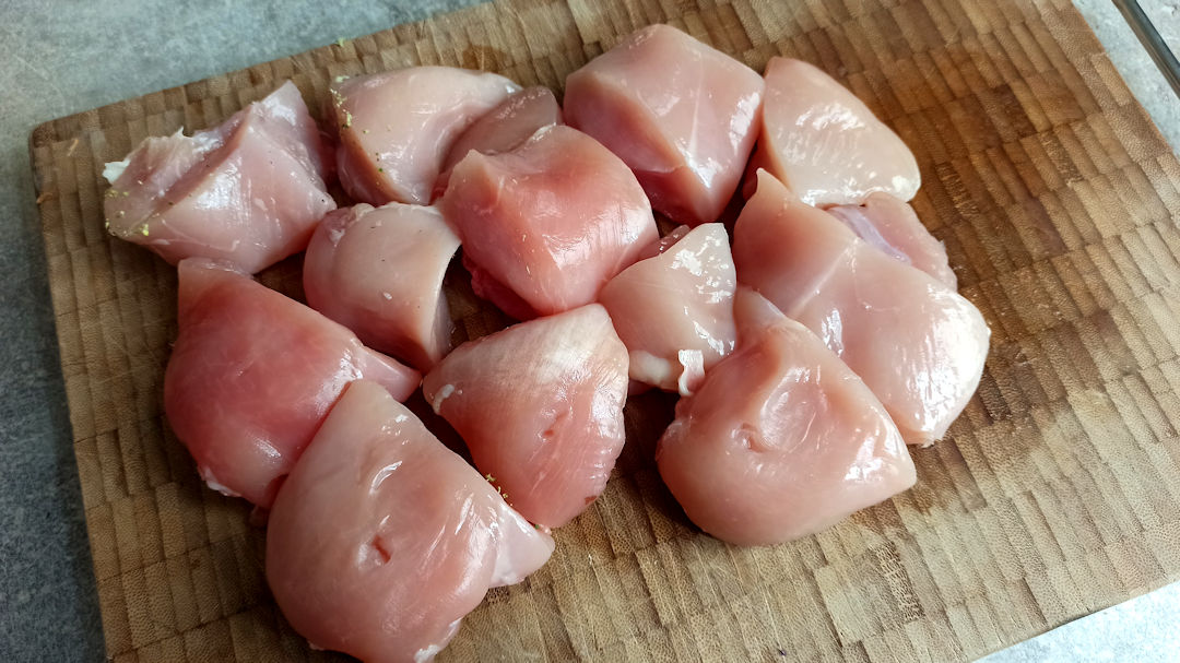 Couper les filets en gros cubes