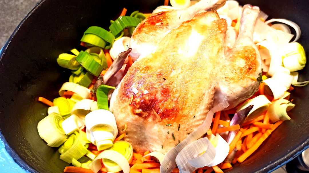 Disposer les légumes autour du poulet