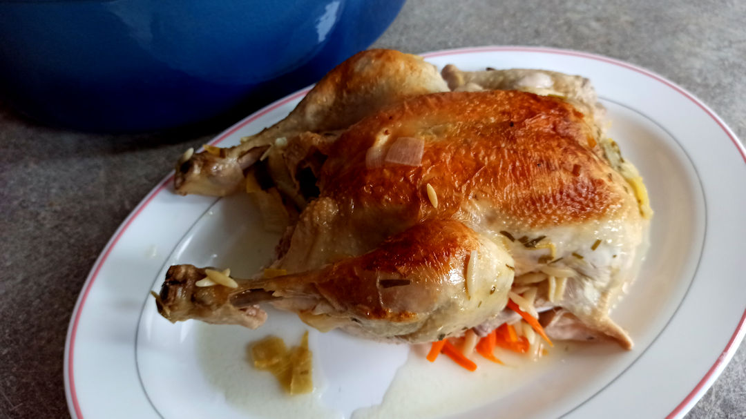 Sortir le poulet de la cocotte