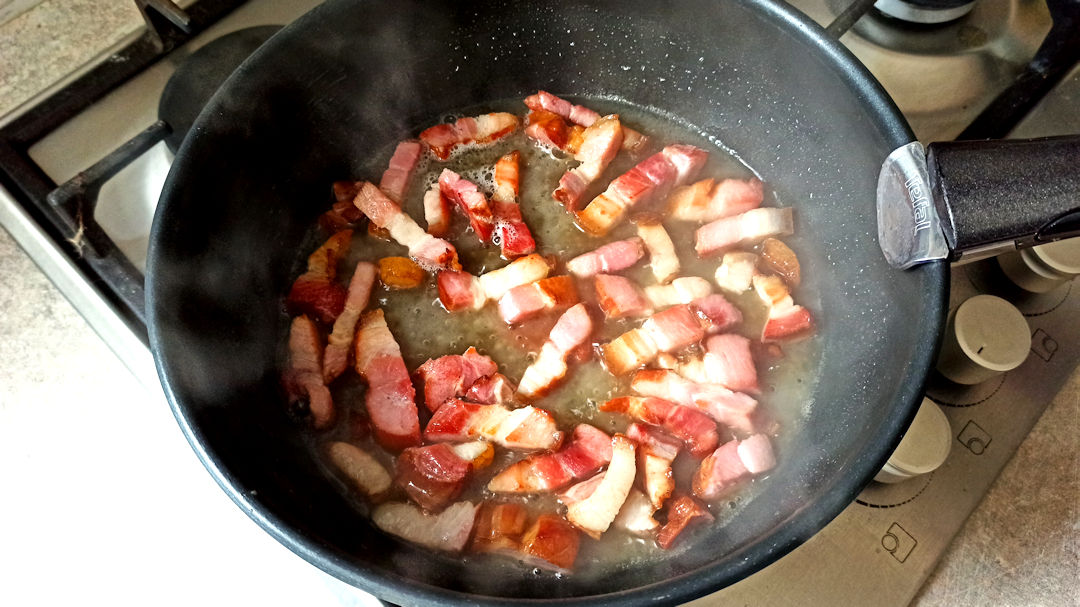 Déglacer les lardons à la bière du Mont des Cats