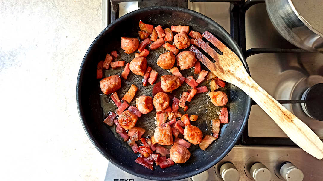 Faire revenir les morceaux de saucisse