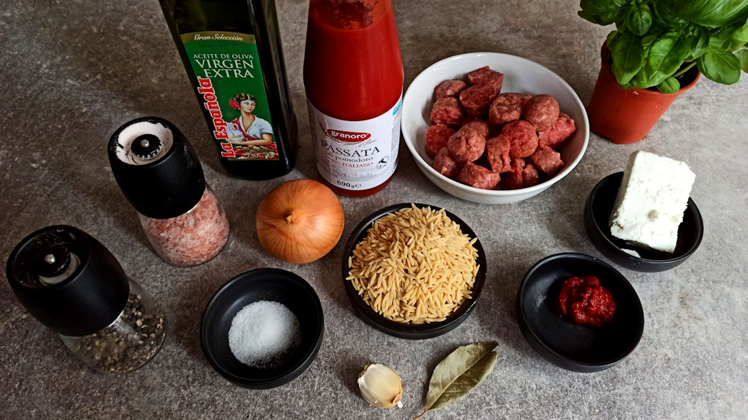 Ingrédients du traybake boulettes de bœuf risoni et fromage