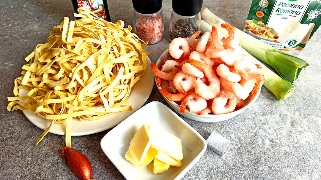 Les ingrédients des tagliatelle aux crevettes et aux poireaux
