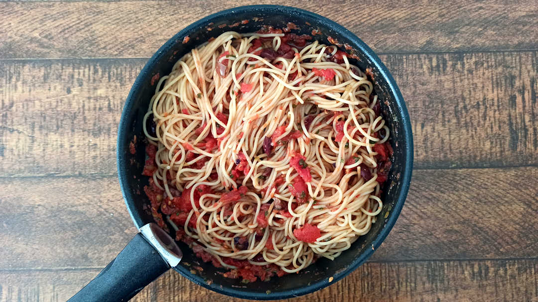 Mélanger avec la sauce alla puttanesca