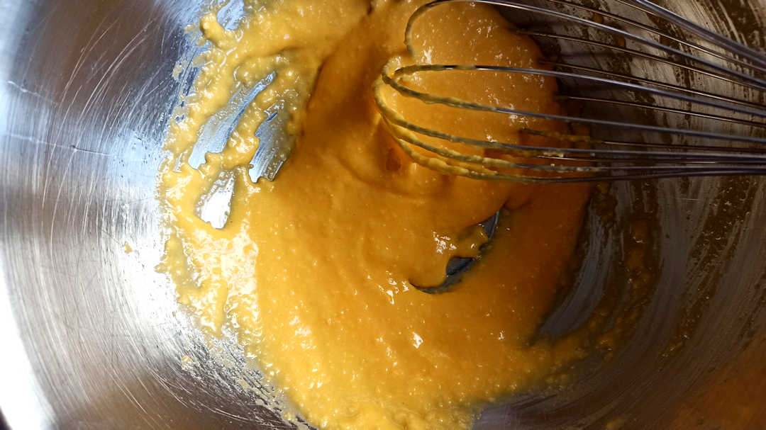 Mélanger les jaunes d’œufs et 60 grammes de pecorino