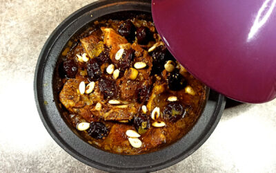 Tajine d’agneau traditionnel aux pruneaux et aux amandes