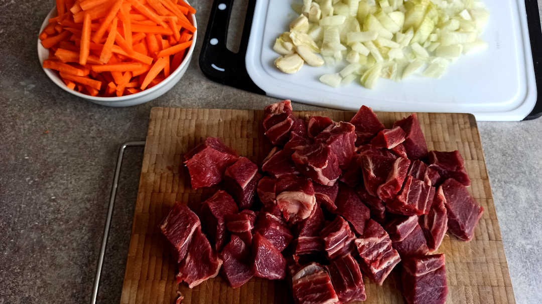 Couper le jarret de bœuf en cubes