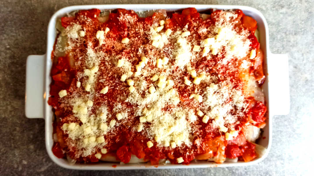 Couvrir de sauce et de fromage