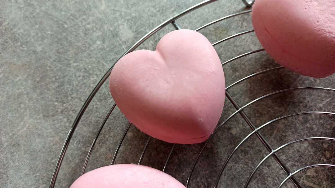 entremets de la Saint-Valentin Démouler les entremets de la Saint-Valentin sur une grille