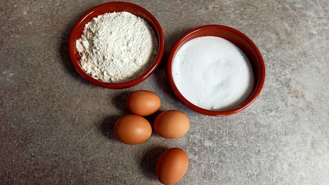 Les ingrédients pour les biscuits cuillère