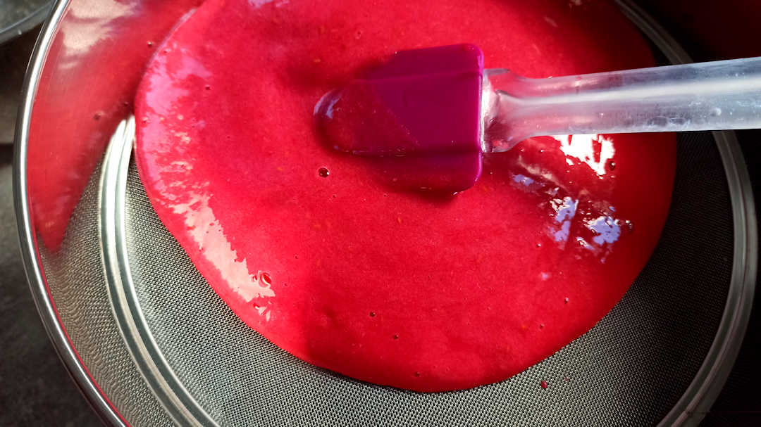Passer la purée pour les entremets de la Saint-Valentin au tamis Passer la purée pour les entremets de la Saint-Valentin au tamis