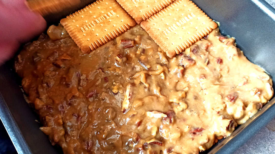 Répartir le mélange caramel et noix de pécan