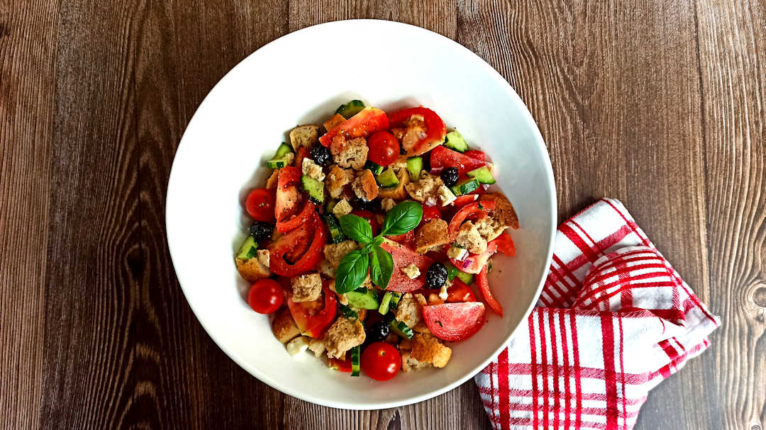 Décorer avec le reste des feuilles de basilic