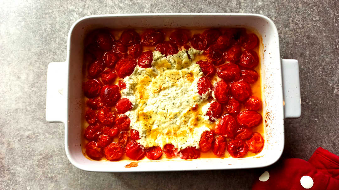 Le fromage et les tomates commencent à colorer et ramollir