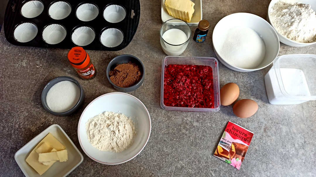 Les ingrédients des muffins aux framboises et crumble à la cannelle