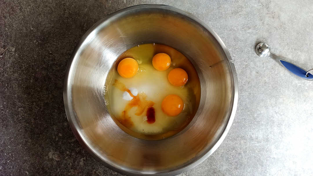 Les œufs le sucre et l'extrait de vanille