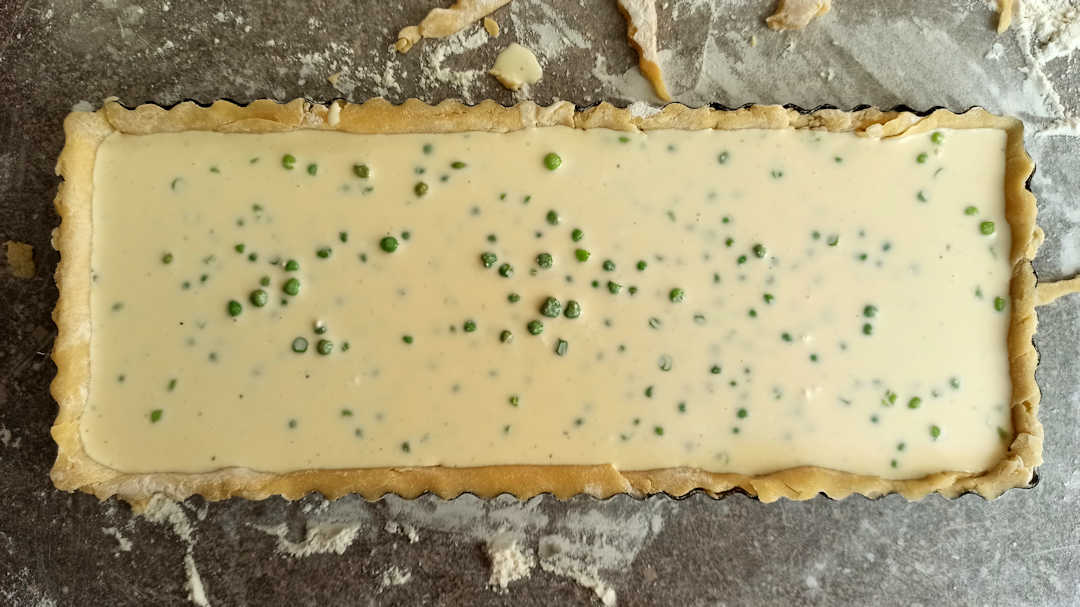 Montage de la tarte rustique chèvre petits pois