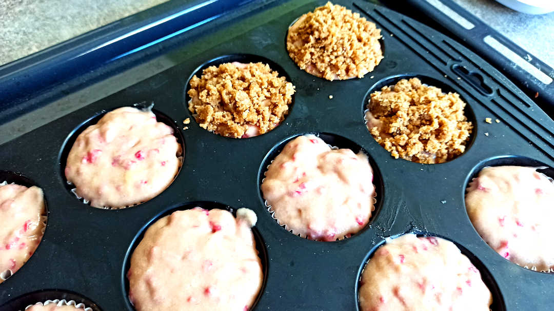 Saupoudrer régulièrement le crumble