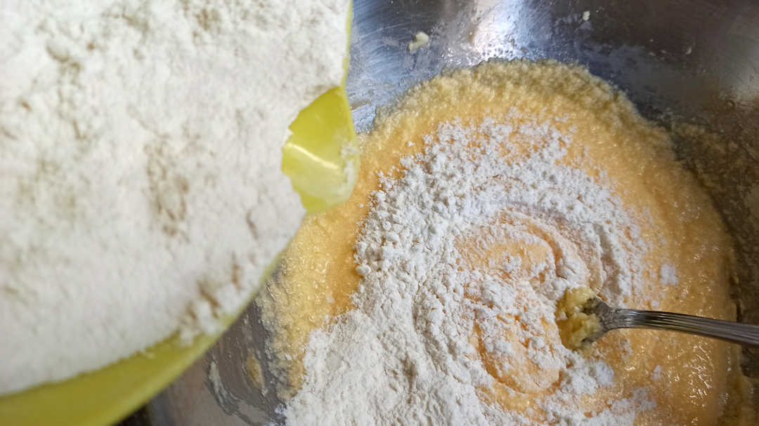 Verser ce mélange en plusieurs fois